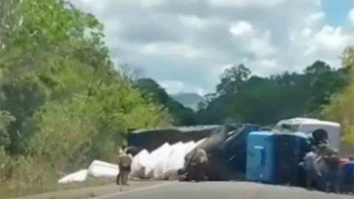 Acidente entre carreta, carro e ônibus interdita a BR-101 em Buerarema