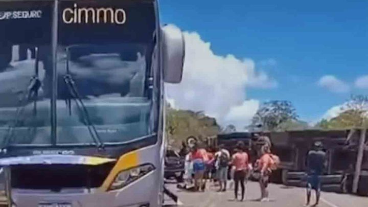 Vídeo: Acidente na BR-101 deixa passageiros assustados
