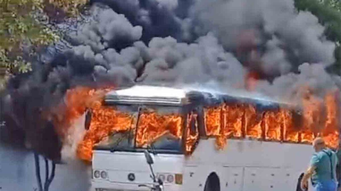 Monobloco fretado pelo MLB pega fogo em Natal