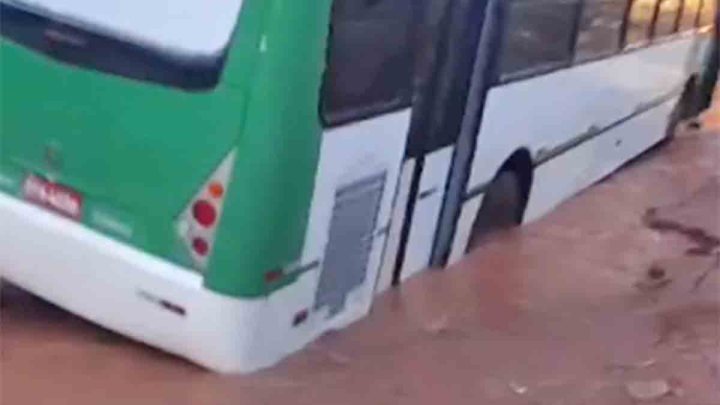 Vídeo: Chuva prejudica a mobilidade no Distrito Federal