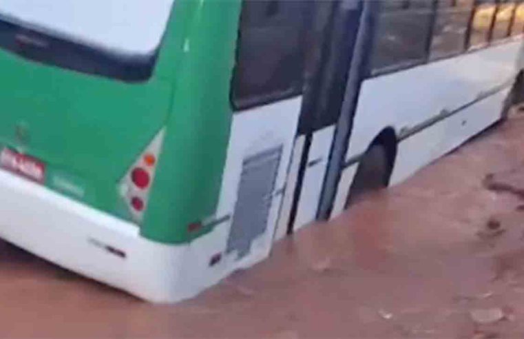 Vídeo: Chuva prejudica a mobilidade no Distrito Federal