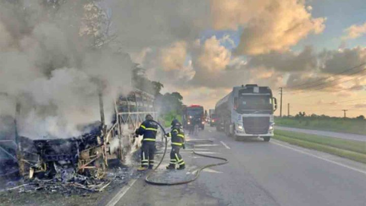 PE: Ônibus da Vera Cruz pega fogo em Jaboatão dos Guararapes