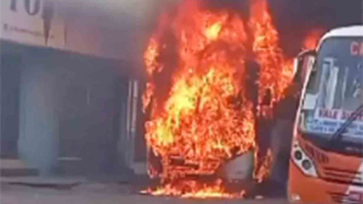 PA: Ônibus da Transportes Barata pega fogo em Ananindeua
