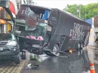 Vídeo: Acidente com ônibus chama a atenção em Teófilo Otoni - revistadoonibus