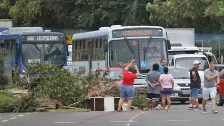 Vídeo: Manifestações alteram linhas de ônibus em Porto Alegre