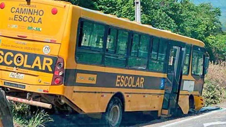 Ônibus escolar de Ipueiras sofre acidente na CE-257