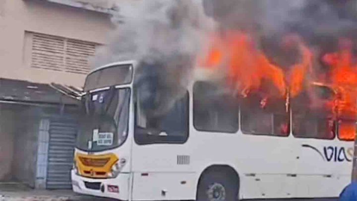 Ônibus da Via Sul é incendiado na Zona Leste de Natal