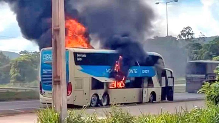 MT: Ônibus pega fogo na BR-364 na cidade de Nobres