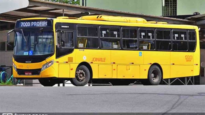 Carnaval 2024: Passageira sofre acidente em ônibus de Joinville