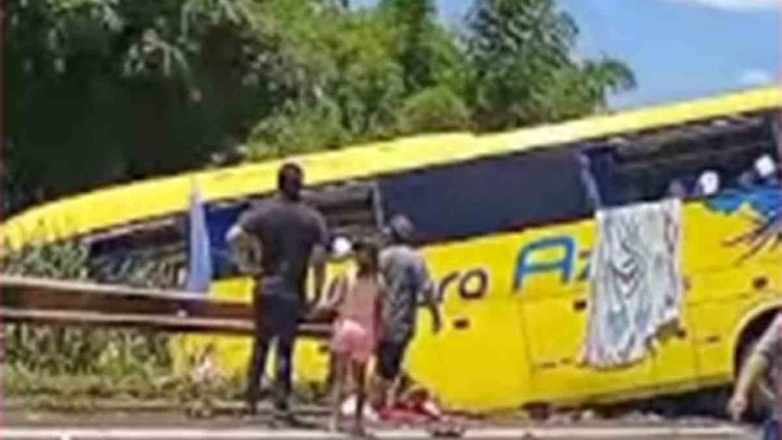 Acidente entre carretas e ônibus deixa um morto em Naviraí