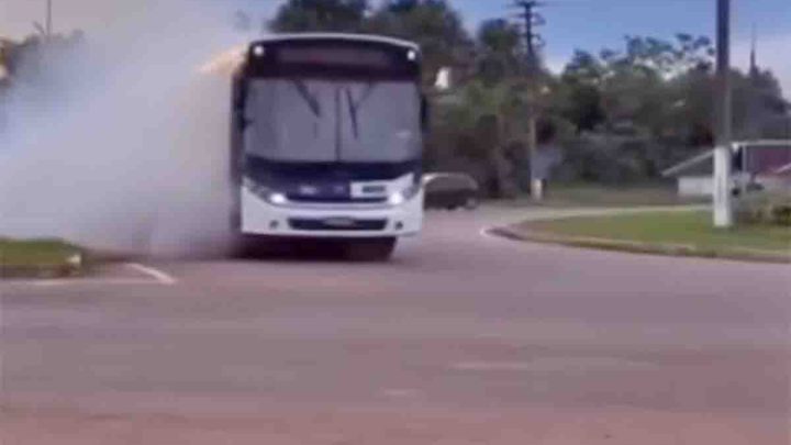 Vídeo: Ônibus de Rio Branco circula com intensa fumaça