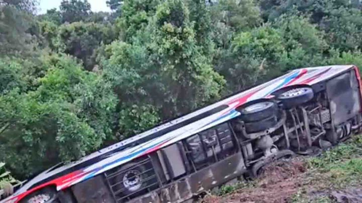 SC: Ônibus tomba deixando feridos na BR-282 em Lages