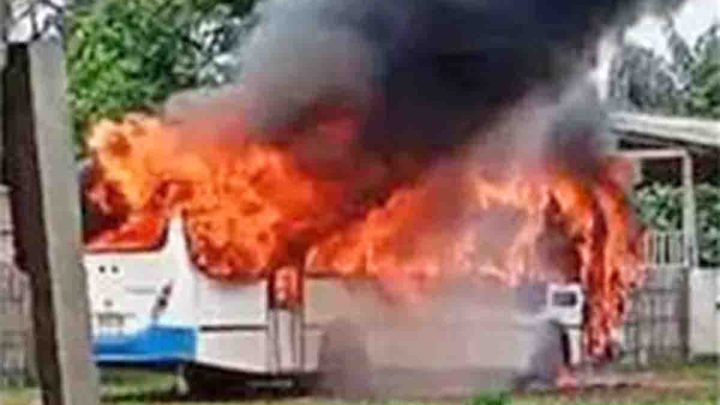PA: Ônibus escolar pega fogo em estrada rural de Santarém