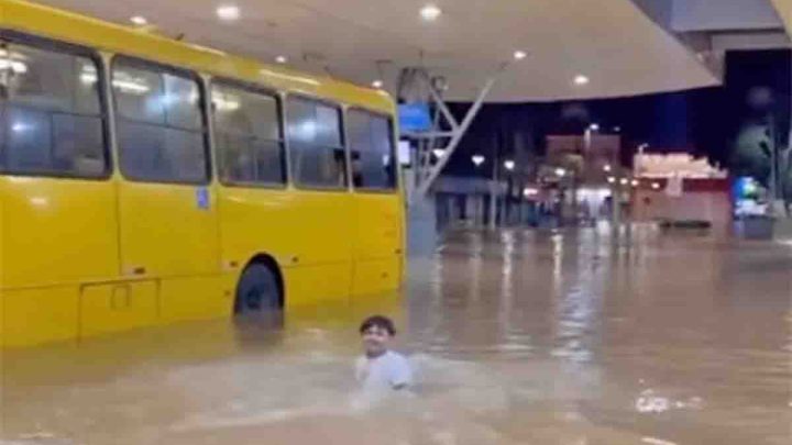 Vídeo: Chuva alaga terminal de ônibus em Joinville
