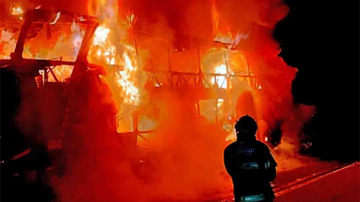 MG: Ônibus da Viação Motta pega fogo na BR-262 em Araxá