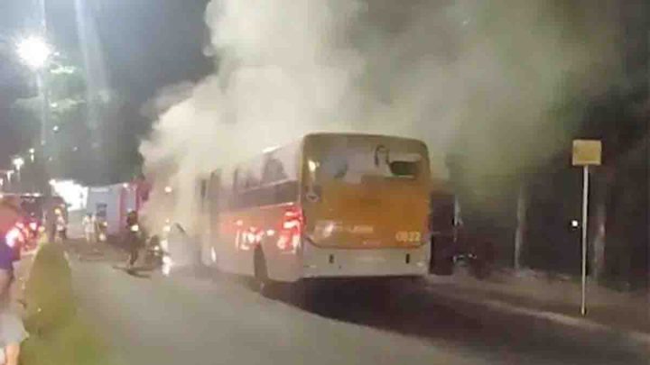 Vídeo: Ônibus articulado da Carris pega fogo em Porto Alegre
