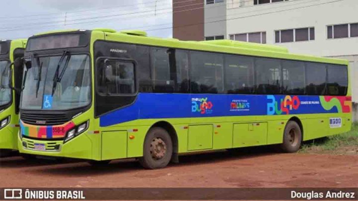 Vídeo: Motorista abandona ônibus ao discutir com passageiro