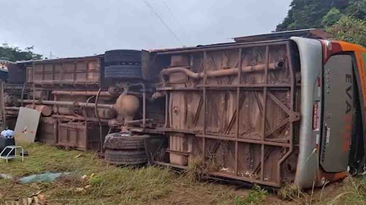 MT: Ônibus da EvaTur tomba deixando 6 feridos em Juína