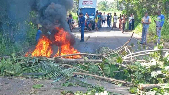 PI-112 é fechada em protesto contra reajuste na tarifa de ônibus
