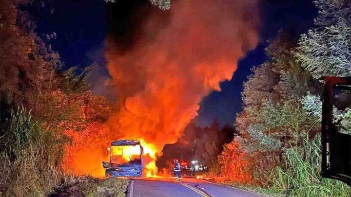 RS: Ônibus rodoviário pega fogo em Nova Petrópolis