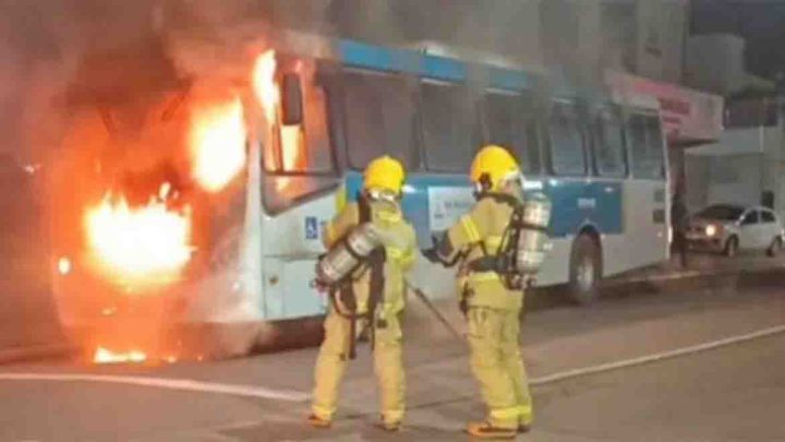 Ônibus da Ricco Transportes pega fogo em Rio Branco