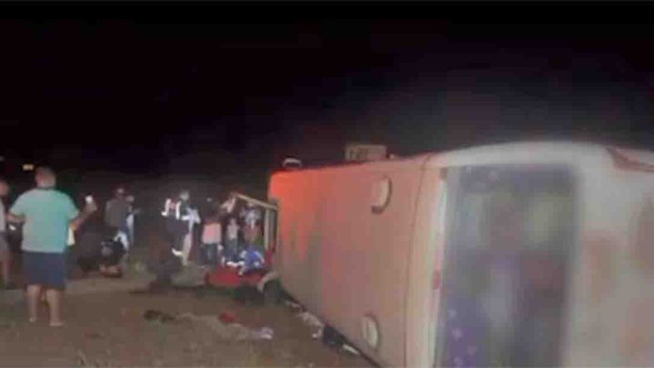 Micro-ônibus tomba deixando 7 feridos na BR-153 em Araguaína