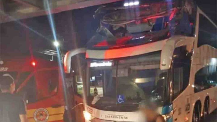 Vídeo: Passageiros da Catarinense ficam presos às ferragens