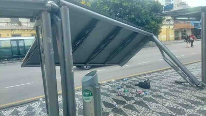 Vândalos serram ponto de ônibus na cidade de Curitiba