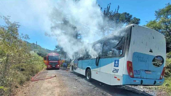 SC: Ônibus urbano pega fogo na zona rural de Videira