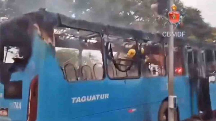 Vídeo: Ônibus Mercedes-Benz da Taguatur pega fogo