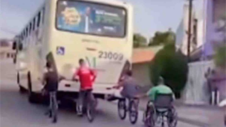 PR: Cadeirante pega carona em ônibus de Colombo