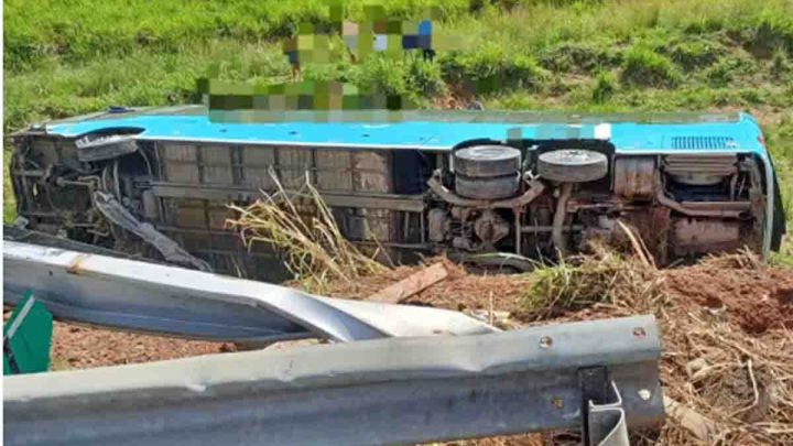 Vídeo: Ônibus da Progresso tomba em Gameleira na BR-101