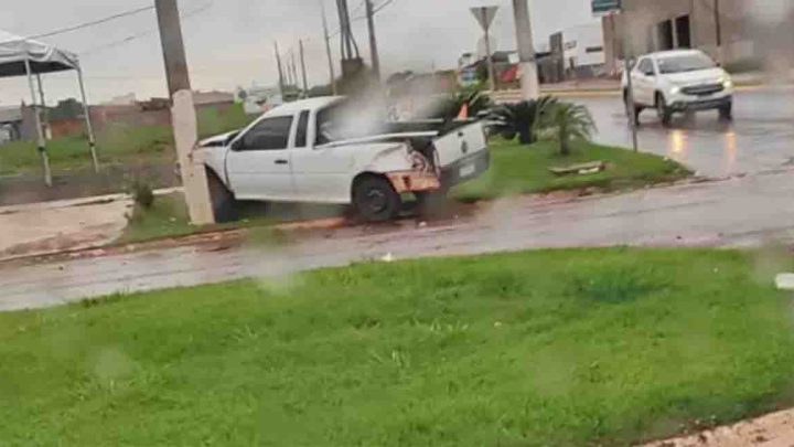 Vídeo: Carro colide contra ônibus em Chapadão do Sul