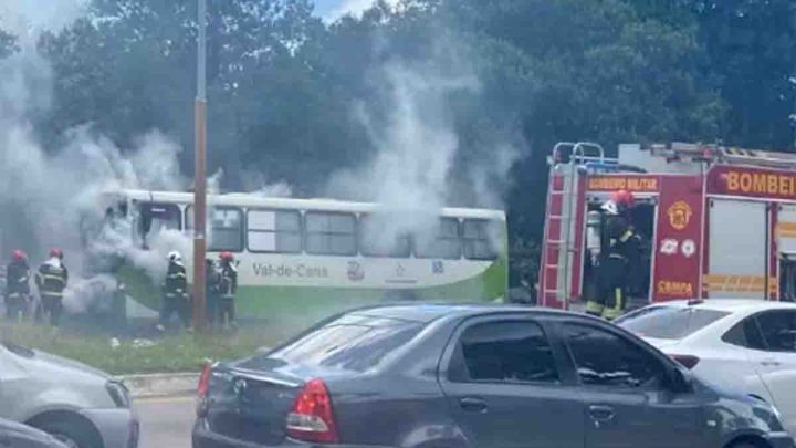 Belém: Fumaça em ônibus chama atenção na Avenida Júlio César