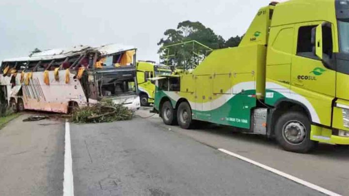 RS: Ônibus da Ferratur é destombado na BR-116, em Pelotas