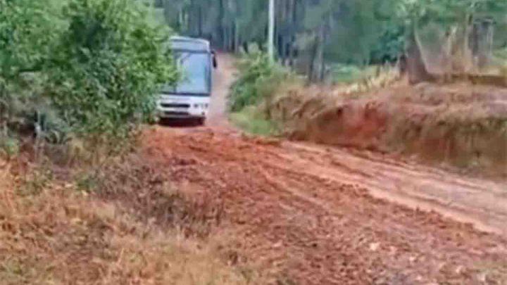 Vídeo: Ônibus atola em rua de lama em Cachoeira do Sul