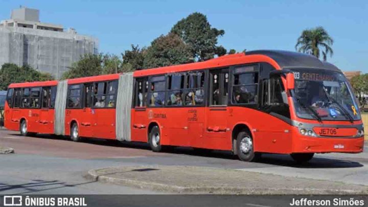 Adolescente é atropelado por ônibus biarticulado em Curitiba