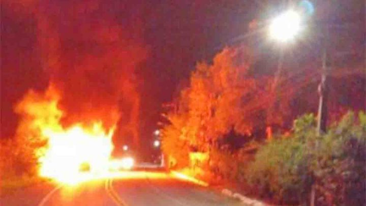 AL: Ônibus pega fogo ao colidir contra moto em Atalaia