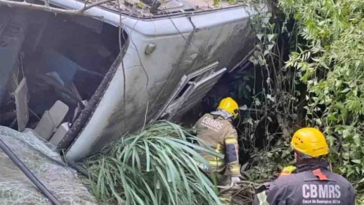 RS: Acidente com micro-ônibus deixa estudantes feridos