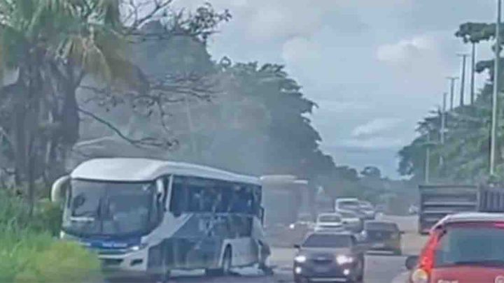 RJ: Acidente com ônibus chama a atenção em Rio das Ostras