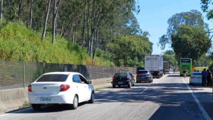 RJ: Acidente interdita a Rodovia Presidente Dutra em Barra Mansa