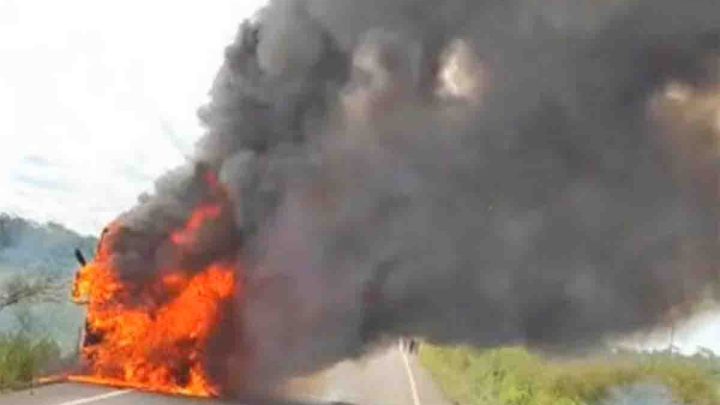 Porto Velho: Ônibus da Matriz Transportes pega fogo na BR-364