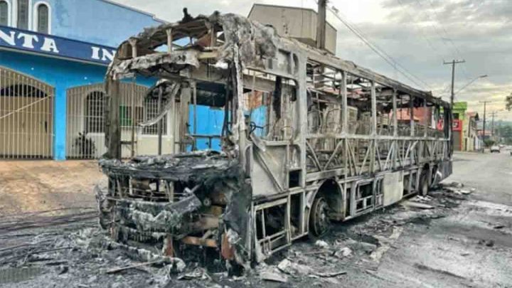 SP: Ônibus é incendiado no bairro Monte Líbano, em Piracicaba