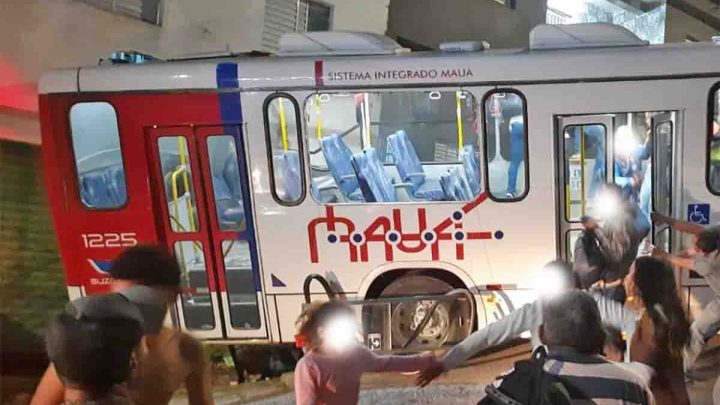 SP: Ônibus da Suzantur sofre acidente na cidade de Mauá