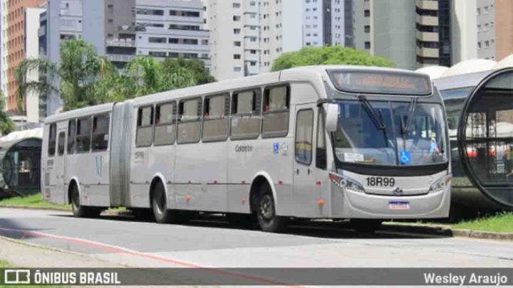 Acidente com ônibus articulado deixa 2 feridos em Curitiba