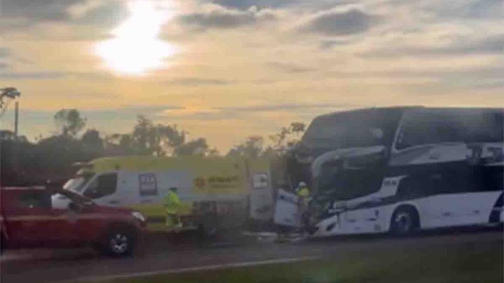 Vídeo: Acidente com ônibus deixa três feridos em Nova Lima