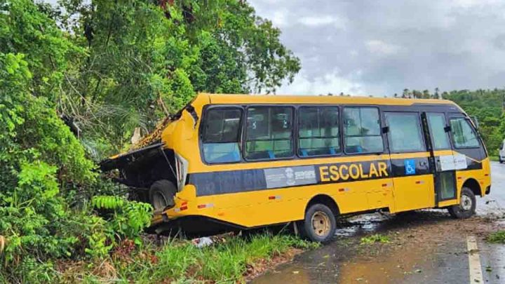 SE: Micro-ônibus escolar sofre acidente em Indiaroba