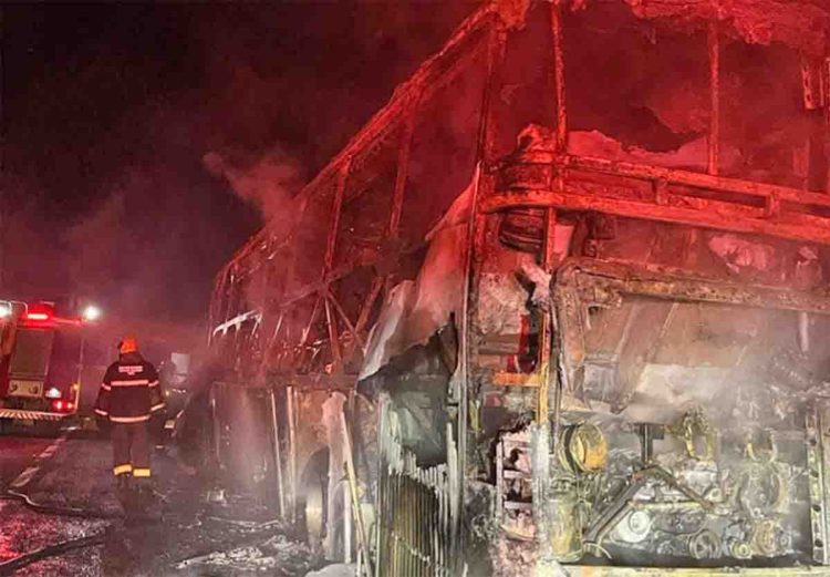 MG: Ônibus rodoviário pega fogo na cidade de Uberaba - revistadoonibus