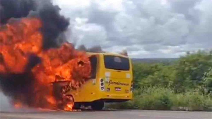 Vídeo: Micro-ônibus da Jardinense pega fogo na BR-226