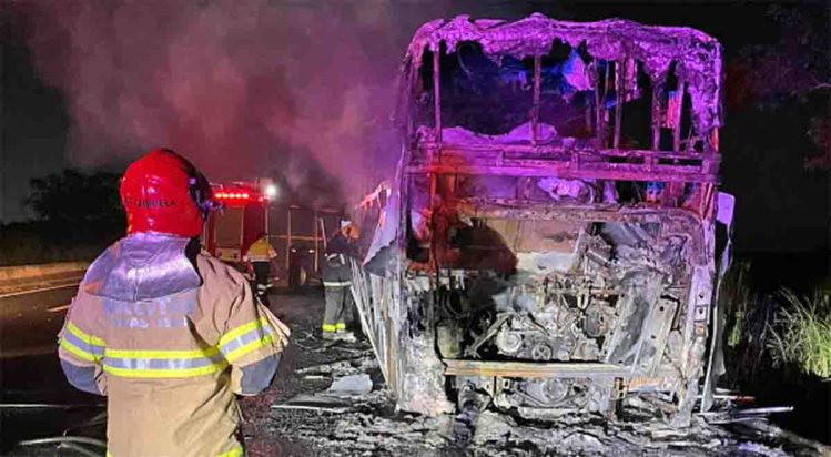 MG: Ônibus rodoviário pega fogo na cidade de Uberaba - revistadoonibus